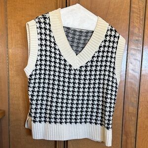 Houndstooth V-Neck Knit Sweater Vest - Black & Cream